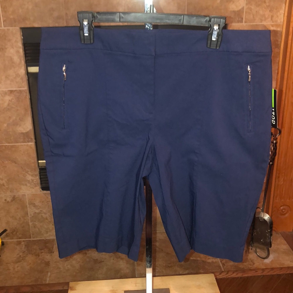 IZOD new women’s navy golf shorts, size 16
